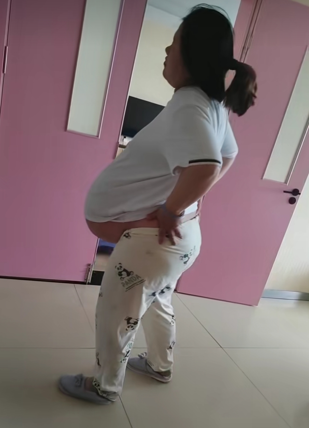 表姐怀了双胞胎,马上快生产了,看这大肚子,太辛苦了[笑哭]