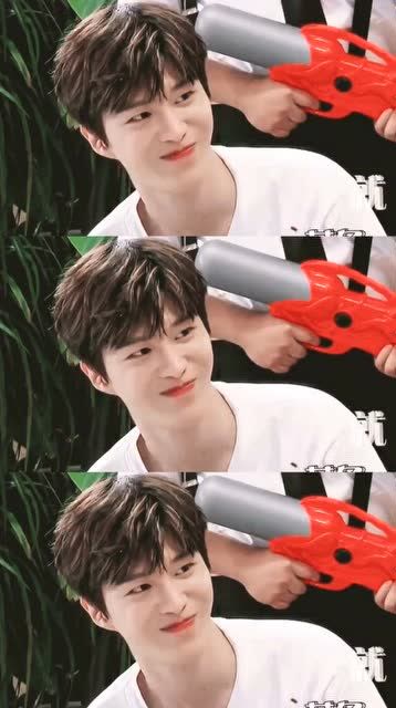 主要是锤娜丽莎长在丞丞笑点上了,看着范丞丞笑,莫名的嘴角上扬!