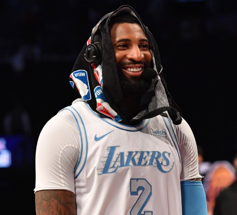 湖人球员安德烈-德拉蒙德今日更新instagram晒出一张昨日赛后接受场边