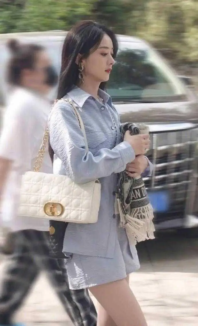 原创赵丽颖在路人镜头下太美了一套蓝色衬衫配学生袜嫩得像大学生