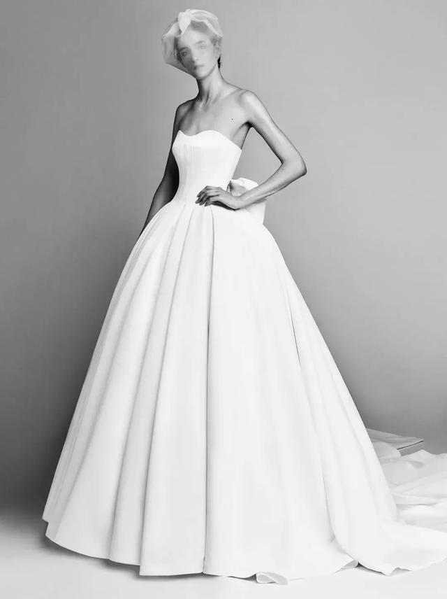 你还在看款式繁复的婚纱吗?看看极简婚纱吧