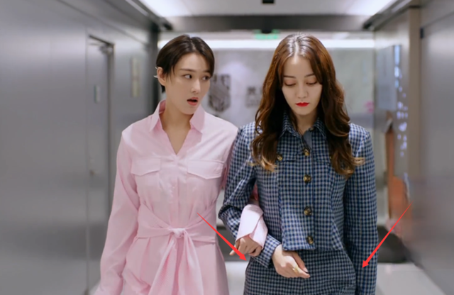 迪丽热巴95斤,张馨予102斤,当两人同框后,差距全在腰上了!