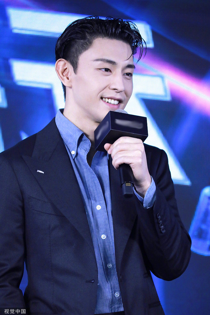 邓伦上海活动,西装背头,帅气的绅士伦~_高清图集_新浪网