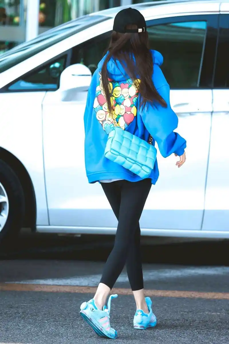 杨颖angelababy机场私服照,身穿蓝色卫衣戴棒球帽青春元气