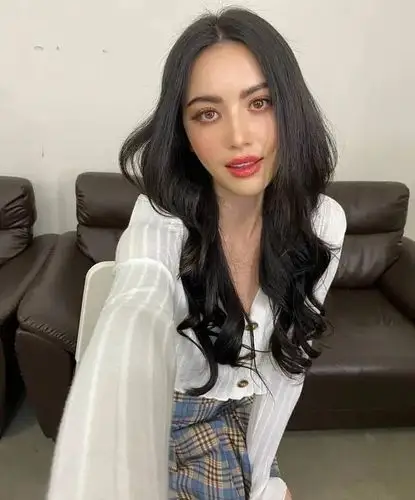 混血嫩模余俪尝试"渣女大波浪",配黑色抹胸上衣,既性感又霸气