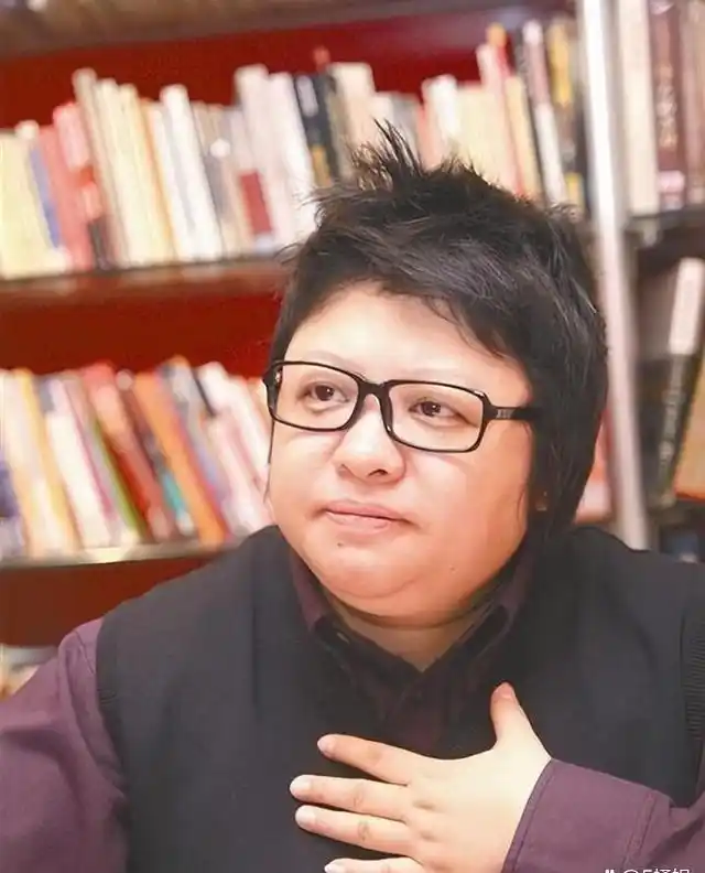 瞒不住了!韩红家庭底细被曝光,难怪娱乐圈里"无人敢惹"