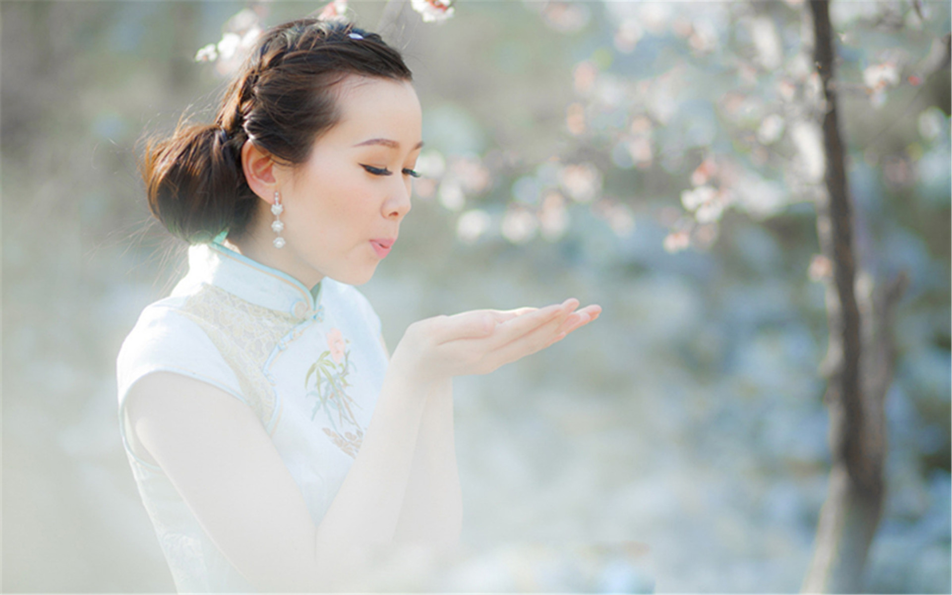 唯美清新素雅旗袍美女气质写真桌面壁纸下载