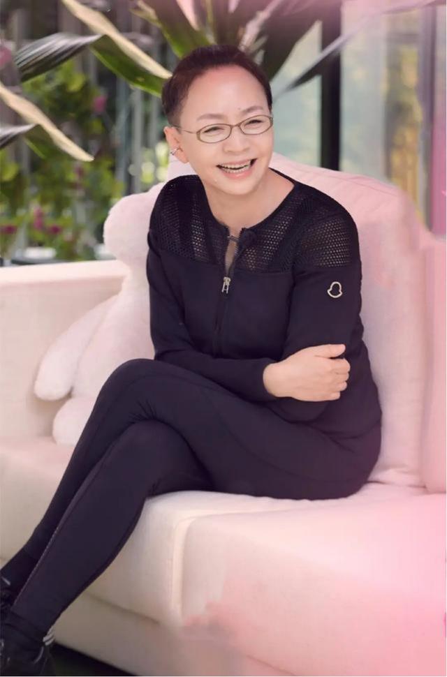 宋丹丹的"女团腿"太惊艳!穿一身黑衣也难掩气质,哪像59岁?