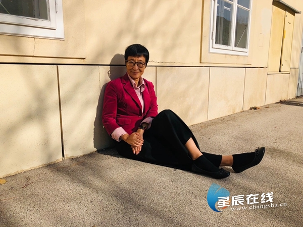 (柳红喜欢用子尤妈妈自称,在镜头面前总是保持优雅的微笑.