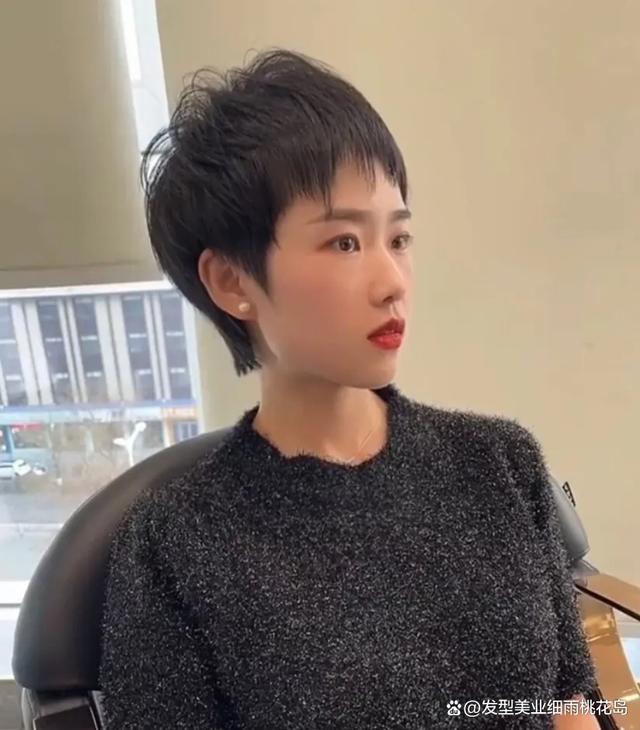搭配精致超短碎发非常别致,染一个个性十足的发色很有