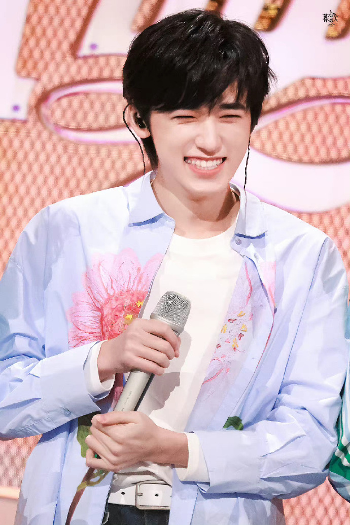 宋亚轩的笑从小到大都没变#@时代少年团-宋亚轩从小可爱到大,笑评来