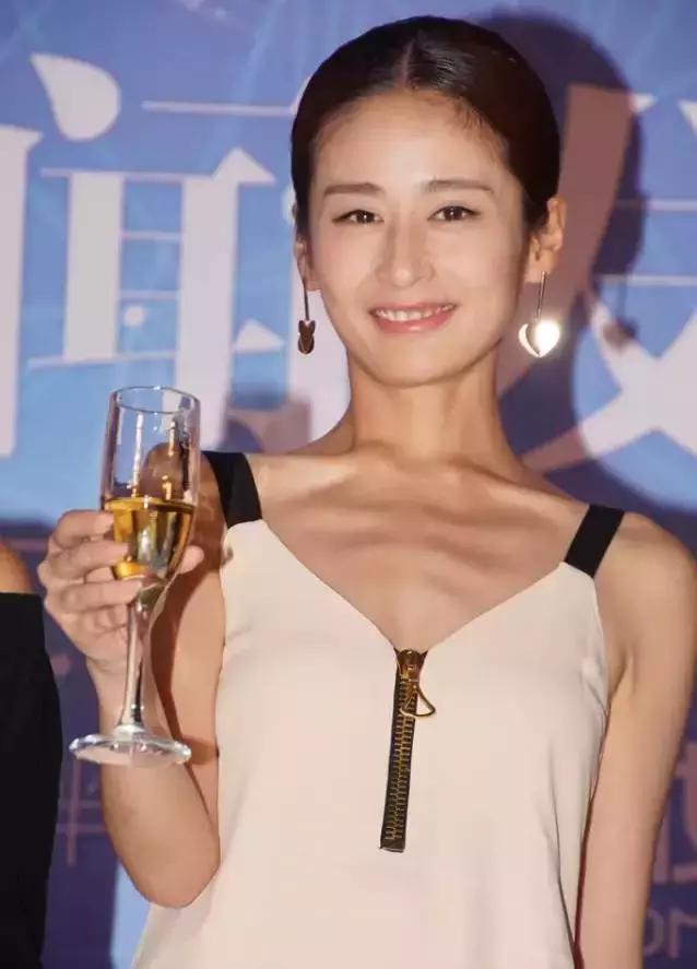 好在后来慢慢恢复成好看的身材, 连怀孕的时候都保持得很好.