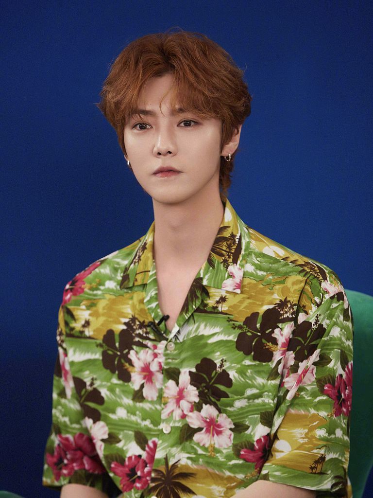 鹿晗直播营业碎花衬衫展夏日风情减肥成效明显帅气十足