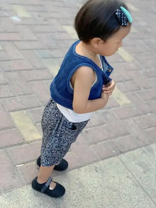 一个小女孩打扮成小男孩96,除了带着发夹像女孩97#萌娃  #每日穿