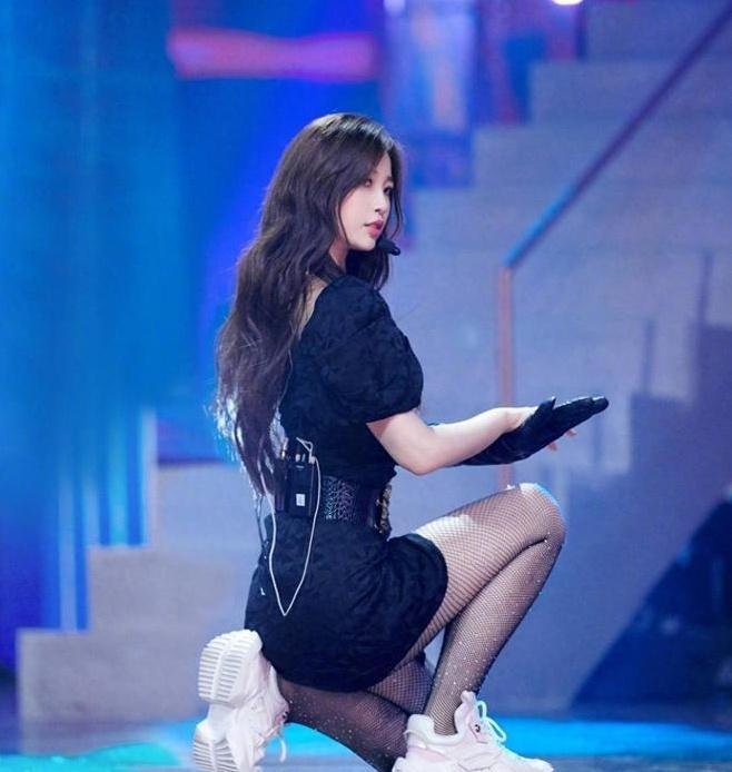 虞书欣越来越养眼了,黑色渔网丝袜搭配紧身连衣裙秒变少妇!