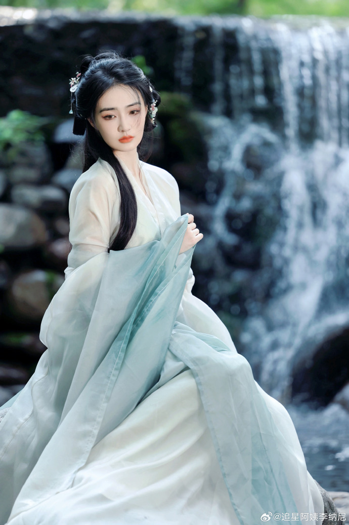 徐璐古风写真#徐璐古风写真96璐璐好适合古风造型~仙女下凡,清冷感