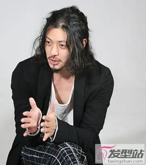 男生扎辫子烫头发型搭配烫发尽显随性慵懒