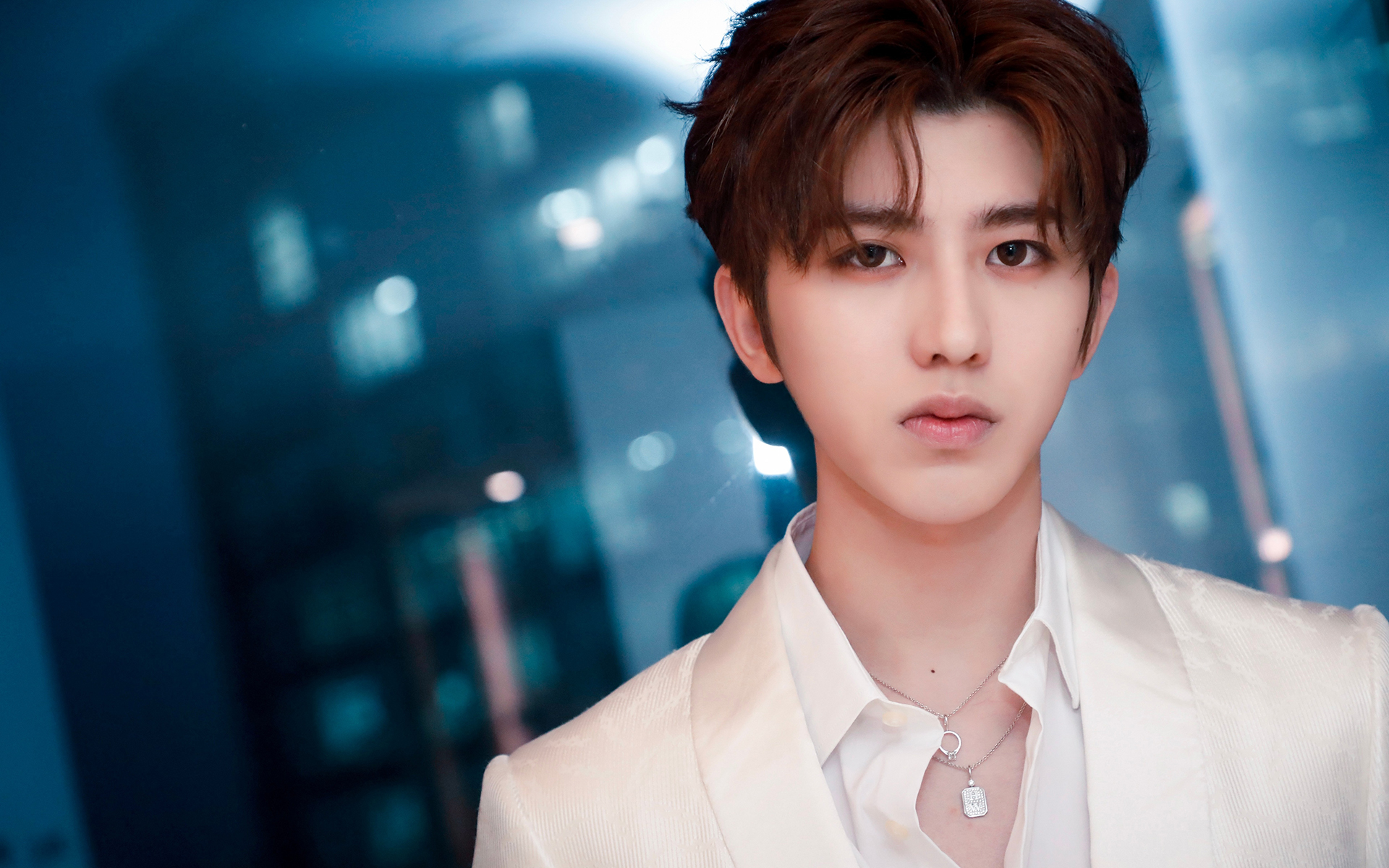 蔡徐坤纯白帅气高清桌面壁纸