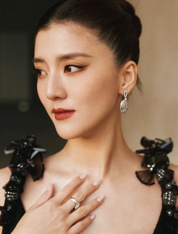 吴千语,除了工作就是度假还拥有一段甜甜恋情的她,现在的生活真的是好