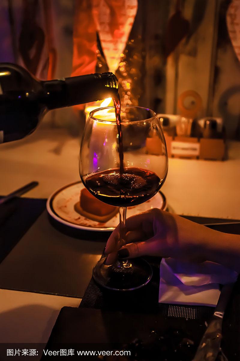 那个女人拿着酒杯.