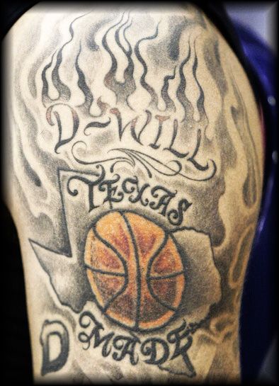 德隆纹身特写"d-will made of texas—德州制造"(简称dmw)