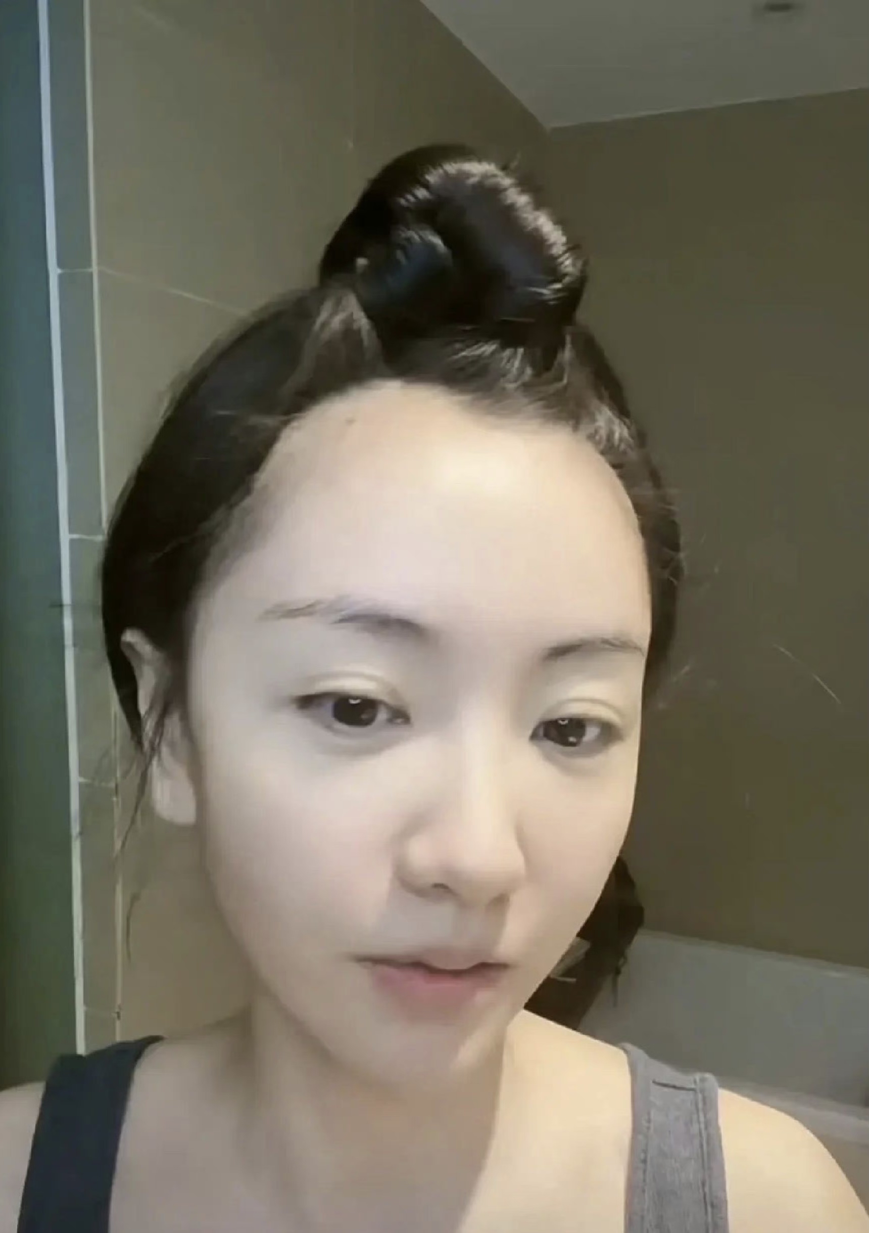 杨蓉素颜照,皮肤状态很抗打,几乎看不到毛孔,而且白白嫩嫩的