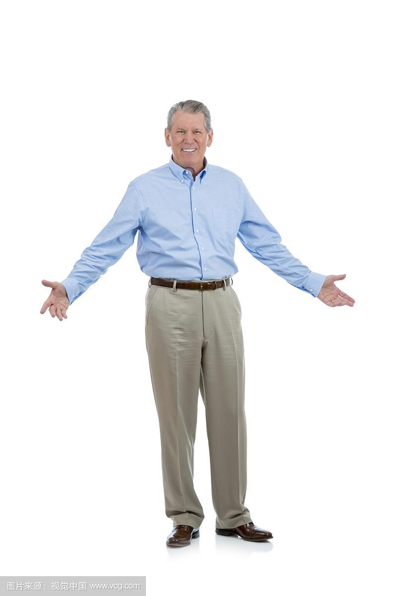 全身肖像微笑欢迎老男人在白色