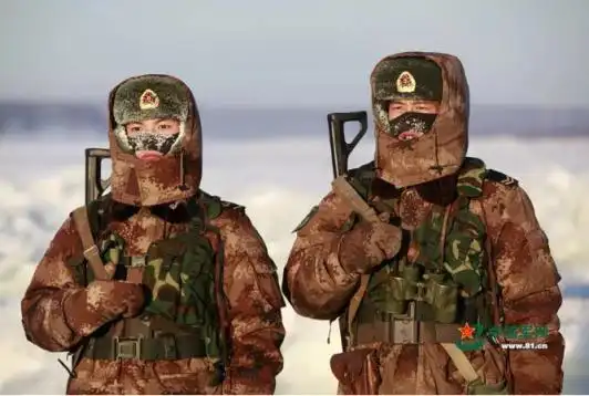 省军区某边防团"黑河好八连"哨兵辛国强和陈胜冒着-30℃的严寒站岗