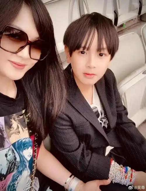 好久不见吴尊的女儿neinei啦,和妈妈越来越像了?