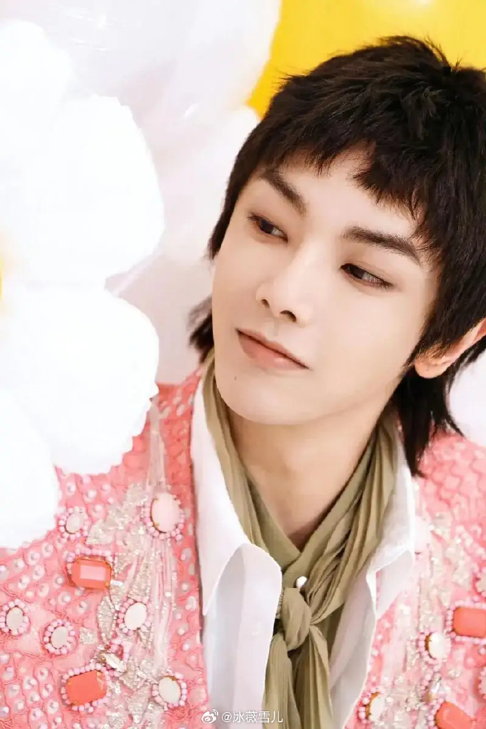 1,华晨宇的私生活传闻,虽未经证实,却足以引发公众的好奇与猜测.