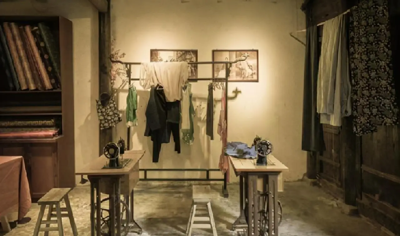 所以托人给朱昌偕寻找工作,很快那个人回复到城中有裁缝店招学徒,他的