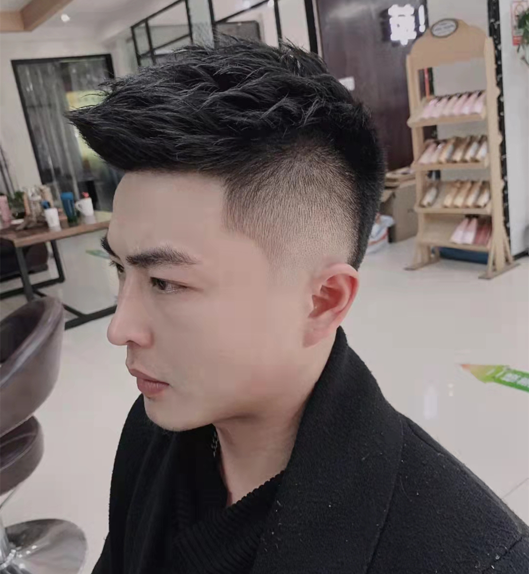 飞机头顶部的长度比前刺头和毛寸都稍微略长一些,都需要把两边剪短