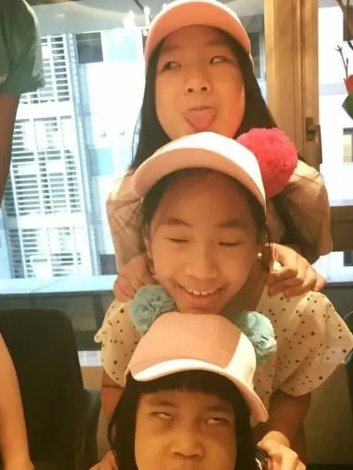 小s晒三个女儿近照,一个比一个漂亮,大女儿身材高挑很有国际范