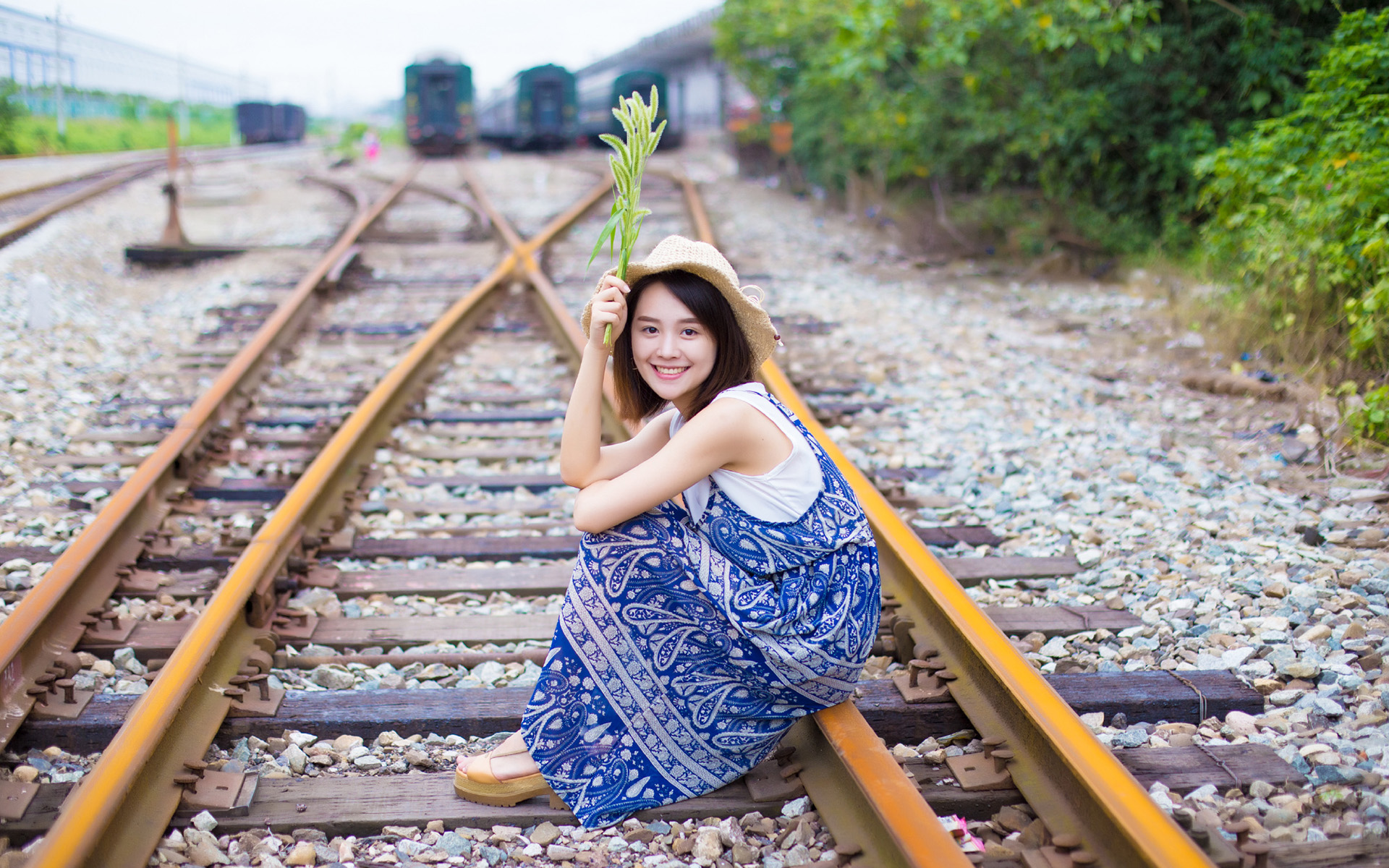 小清新美女户外清纯唯美写真图片桌面壁纸