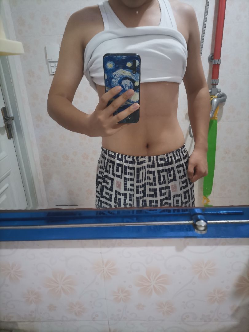 腹肌能摸出来了就是不怎么显型