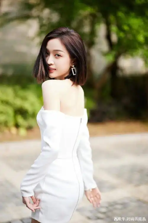 女神吴宣仪,可爱性感抹胸连衣裙装,大秀绝美好身材,魅力无穷!