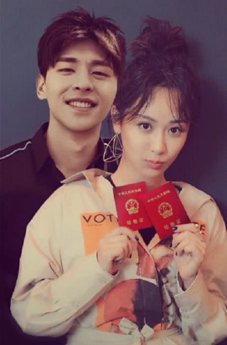 中就是杨紫手拿两本结婚证嘟嘴卖萌,而邓伦则站在她身后笑得合不拢嘴