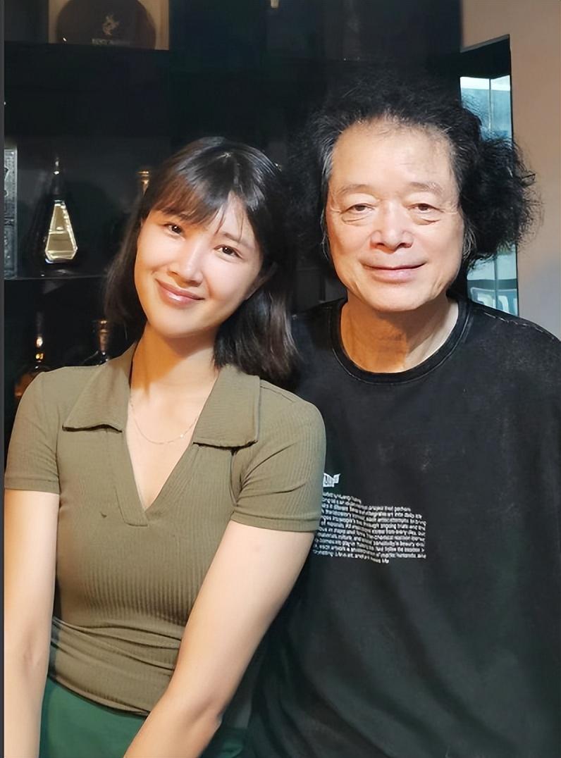 (奚望与父亲奚天鹰)这年10月,奚望与郭晓然办理了离婚手续,女儿跟随她