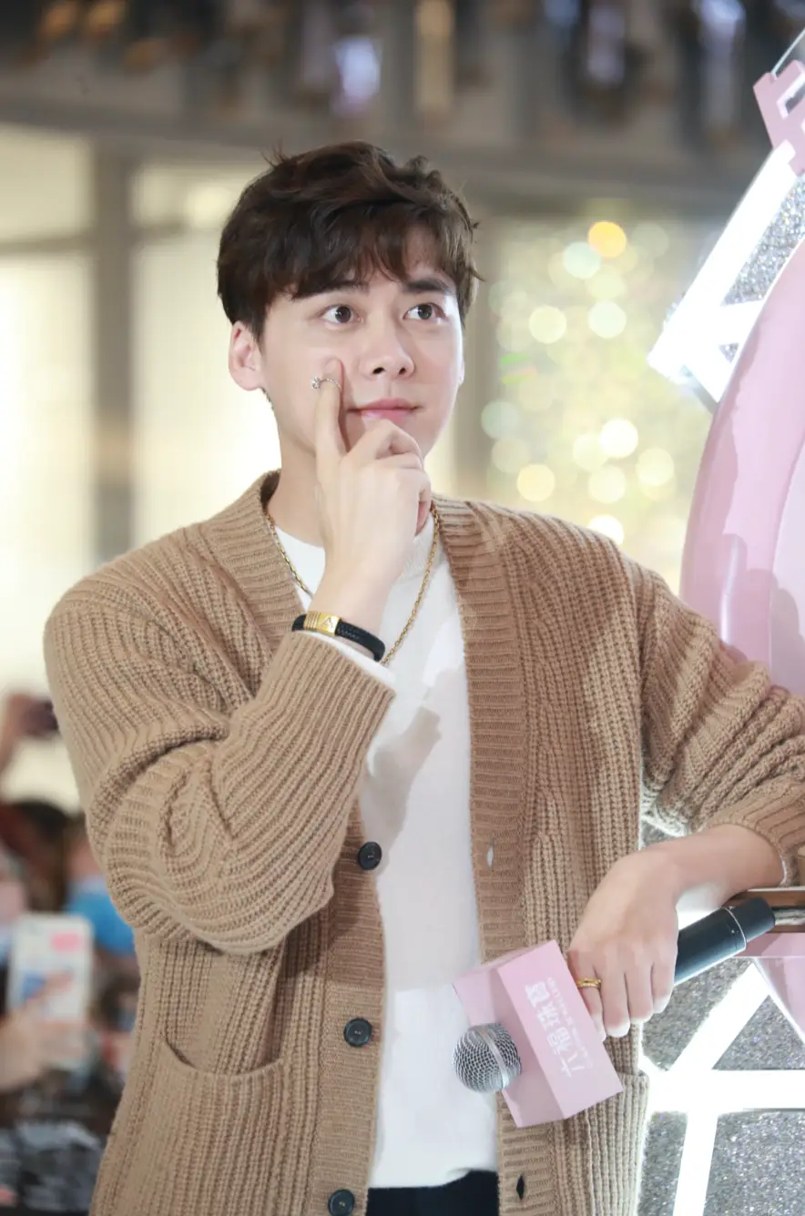 李易峰卷发毛衣造型帅气迷人 透露"顾耀东"后期有成长不会"菜"