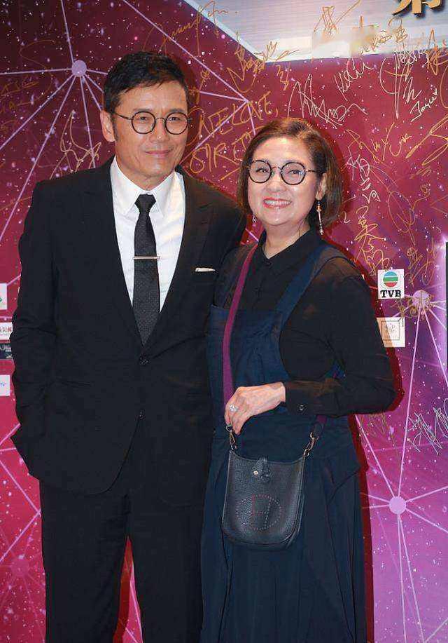 苗侨伟近况曝光!喜迎64岁生日与女儿游湖,一家四口疑定居加拿大