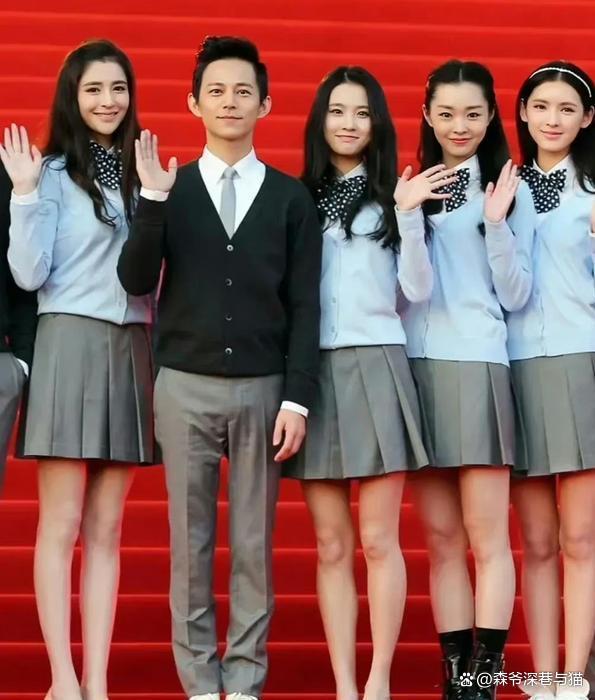 7月12日,一条关于angelababy和宋轶早期同框的话题成为热搜,引发了