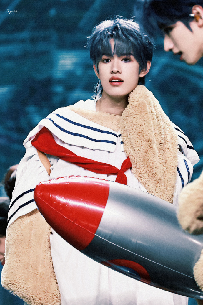 唯一主唱##张极蓝发##tf家族三代演唱会##你追时代峰峻艺人的原因