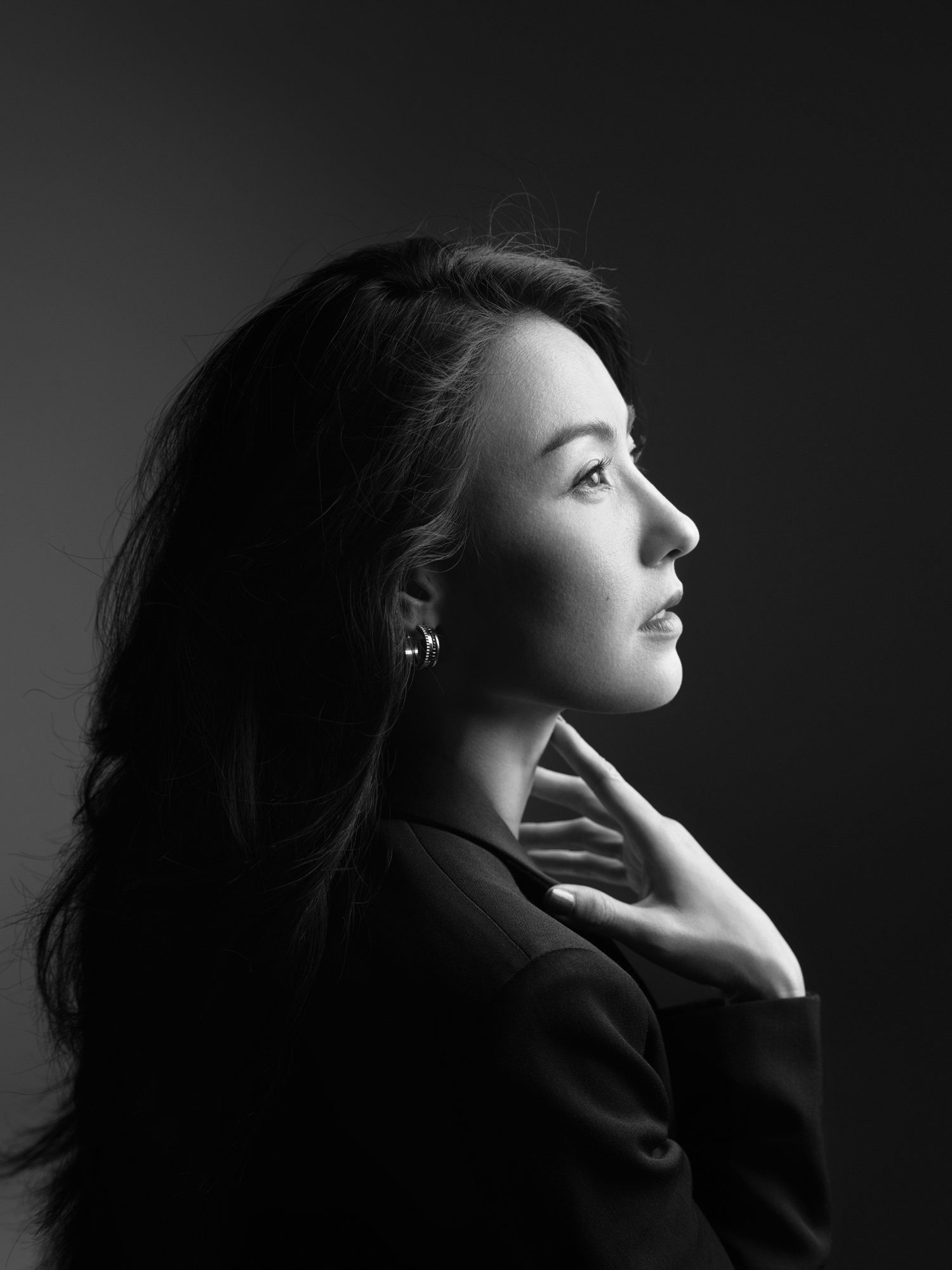 安静的力量!张柏芝黑白大片成熟知性静谧迷人