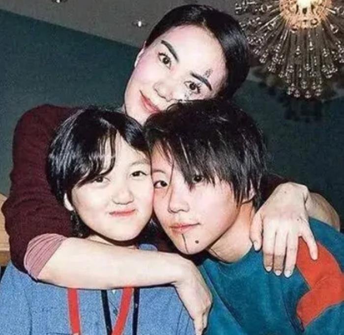 51岁王菲产子是真的吗和谢霆锋怀孕能瞒10个月