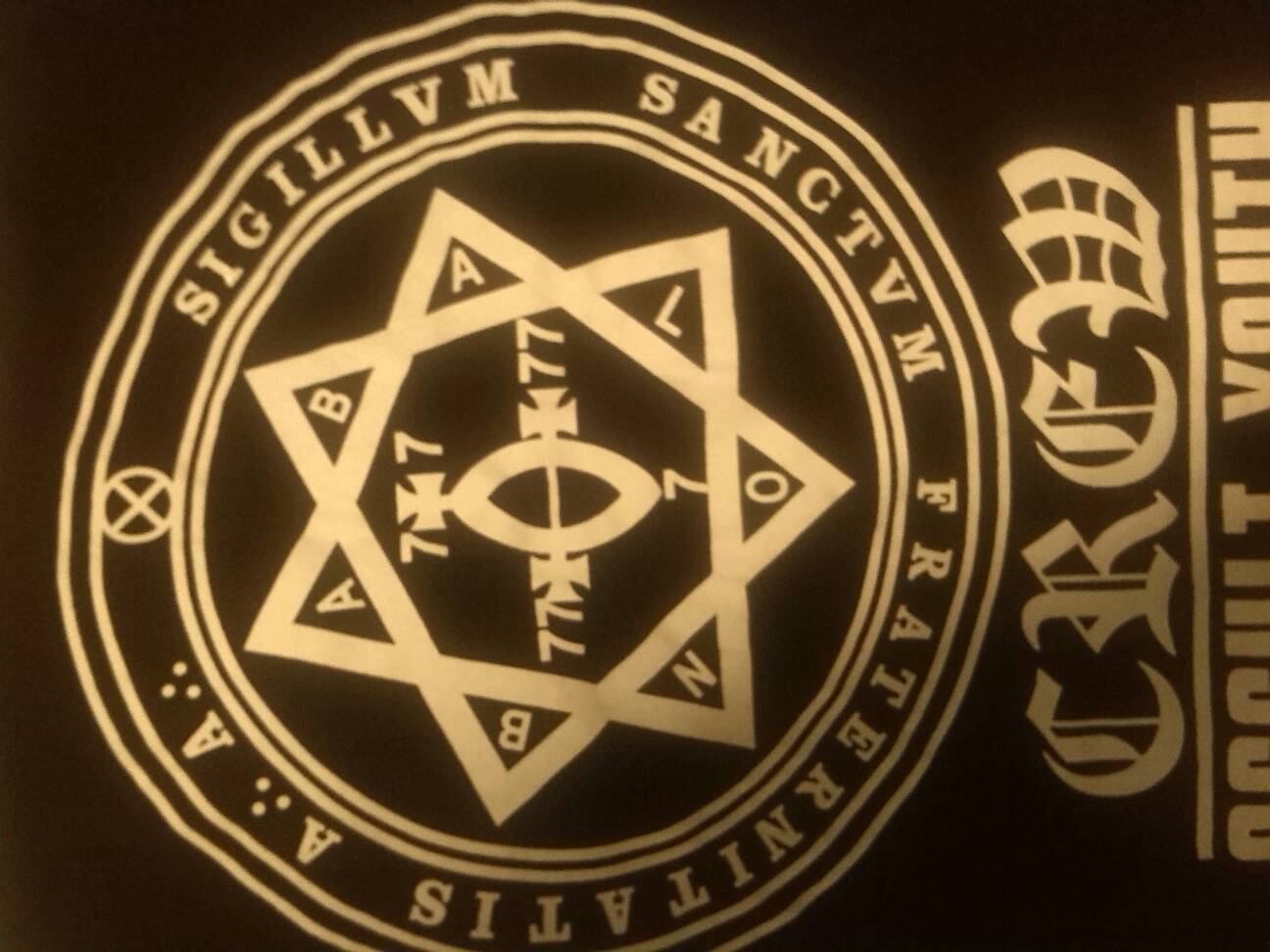 追答: 魔法书的封面吧 七芒星魔法阵的功效被记载得不多,只知道大