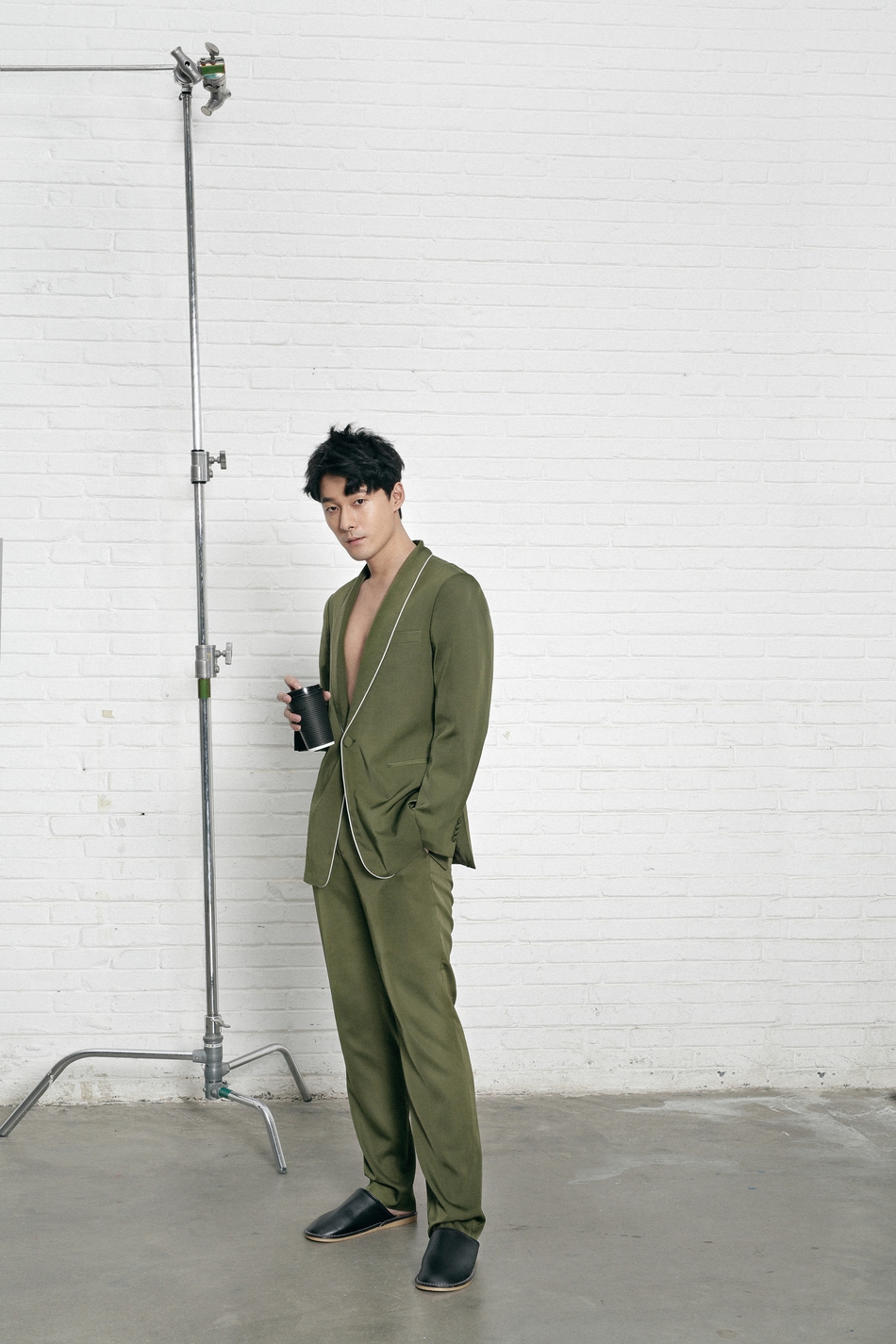 张雨剑写真曝光 时尚慵懒展绅士魅力