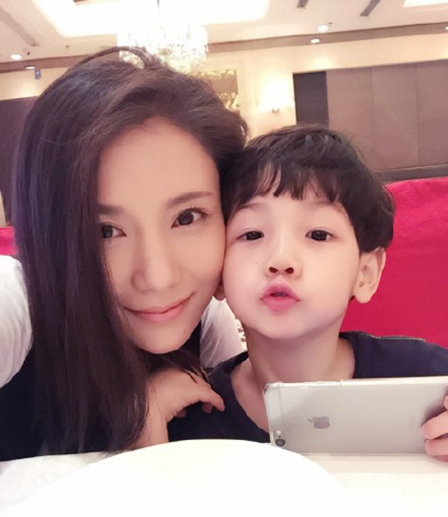 近日,杨烁带儿子女儿参加《爸爸去哪儿6》的录制,一家人的超高颜值