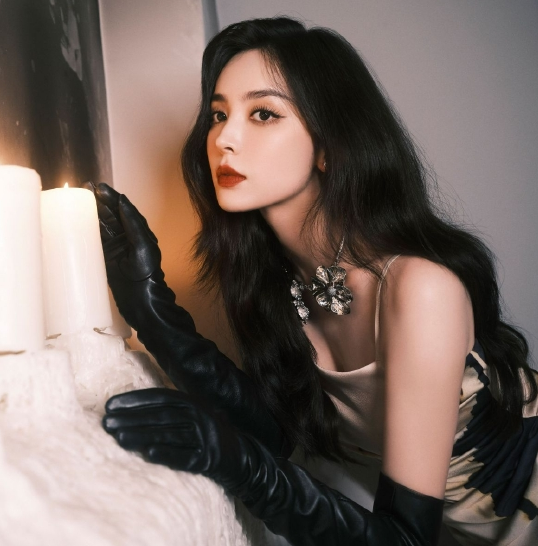 古力娜扎身穿墨色吊带长裙,凸显好身材,一颦一笑气质绝尘,女人味十足.