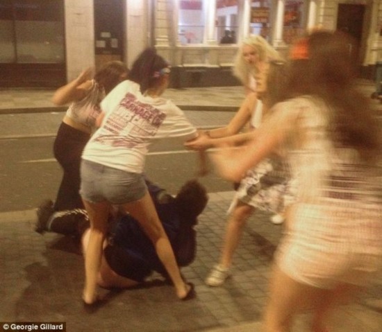 英醉酒女大学生群殴流浪汉 扒下裤子(组图)【4】