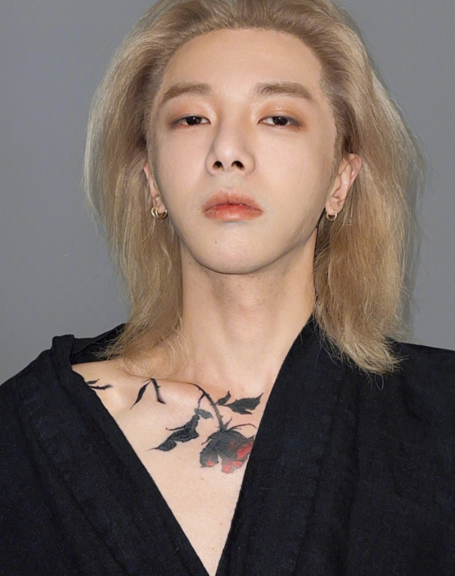 华晨宇晒纹身自拍照,金发配锁骨玫瑰花,粉丝直夸:好美